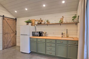Fridge, microwave, coffee/tea maker, toaster - Rustic Rapid City Farmhouse w/ Mountain Views (Rapid City)