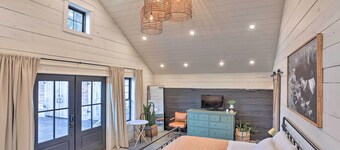 Rustic Rapid City Farmhouse w/ Mountain Views