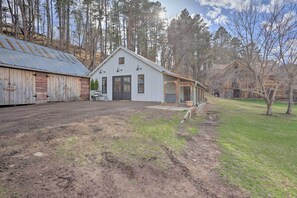 Exterior - Rustic Rapid City Farmhouse w/ Mountain Views (Rapid City)