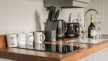 Cottage | Private kitchen | Fridge, electric kettle, cookware/dishes/utensils