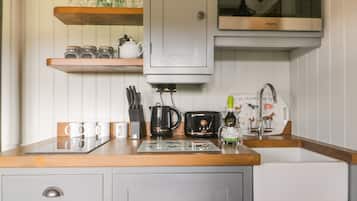 Casa de campo | Cocina privada | Refrigerador, tetera eléctrica y utensilios de cocina