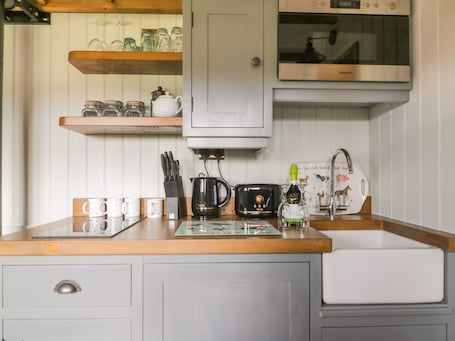Refrigerador, tetera/pava eléctrica, utensilios de cocina