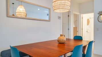 Ferienhaus, 3 Schlafzimmer, eigener Pool | Essbereich im Zimmer