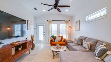 Casa, 3 dormitoris, piscina privada | Sala d'estar | Televisor LCD de 50 polzades amb canals per cable i televisor