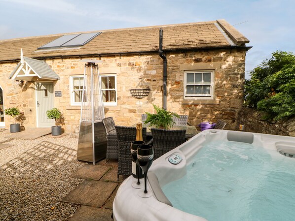 Cottage | Pool - Stables Cottage (Darlington)