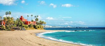 House 2 minutes from the beach. Furnished terrace, barbecue and sea and mountain views