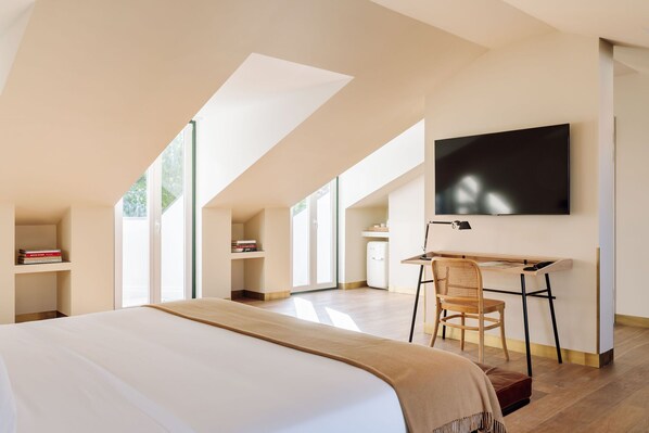 Deluxe Attic Suite | Minibar, in-room safe, desk, blackout drapes - Hotel das Amoreiras - Small Luxury Hotels of the World (Lisbon)