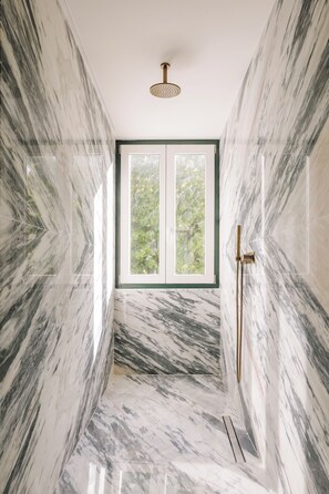 Deluxe Attic Suite | Banheiro | Chuveiro, chuveiro com efeito de chuva, secador de cabelo 