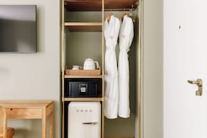Deluxe Courtyard | Minibar, coffres-forts dans les chambres, bureau, rideaux occultants