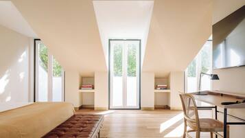 Deluxe Attic Suite | Frigobar, cofres nos quartos, escrivaninha, cortinas blackout