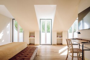Deluxe Attic Suite | Minibar, coffre-fort, bureau, rideaux d’obscurcissement
