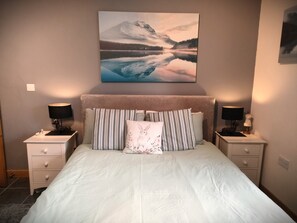 1 habitación, escritorio, tabla de planchar con plancha y cuna de viaje 