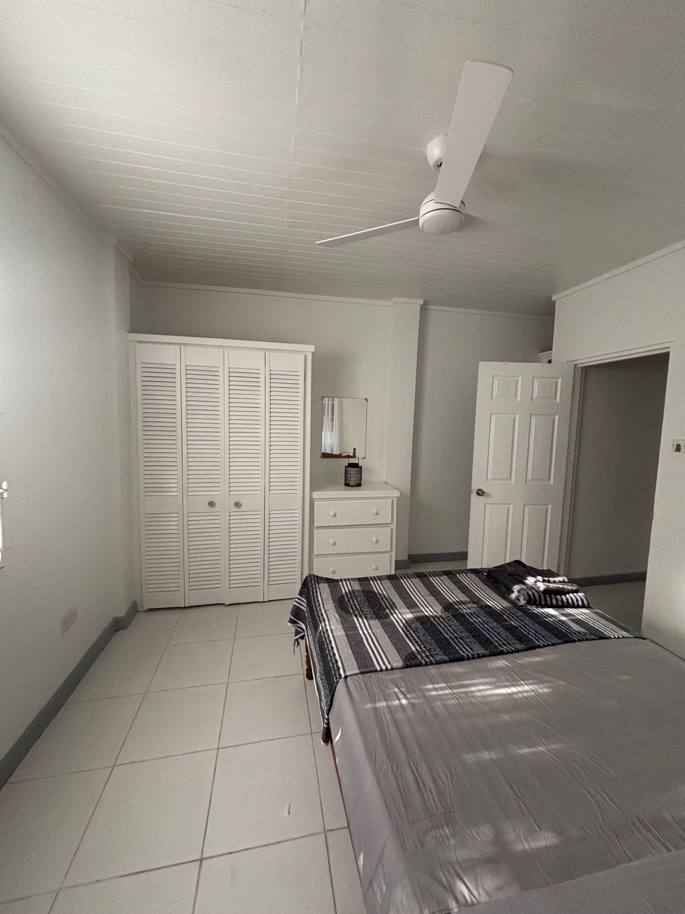 2 kamar tidur, setrika/meja setrika, Wi-Fi gratis, dan seprai linen