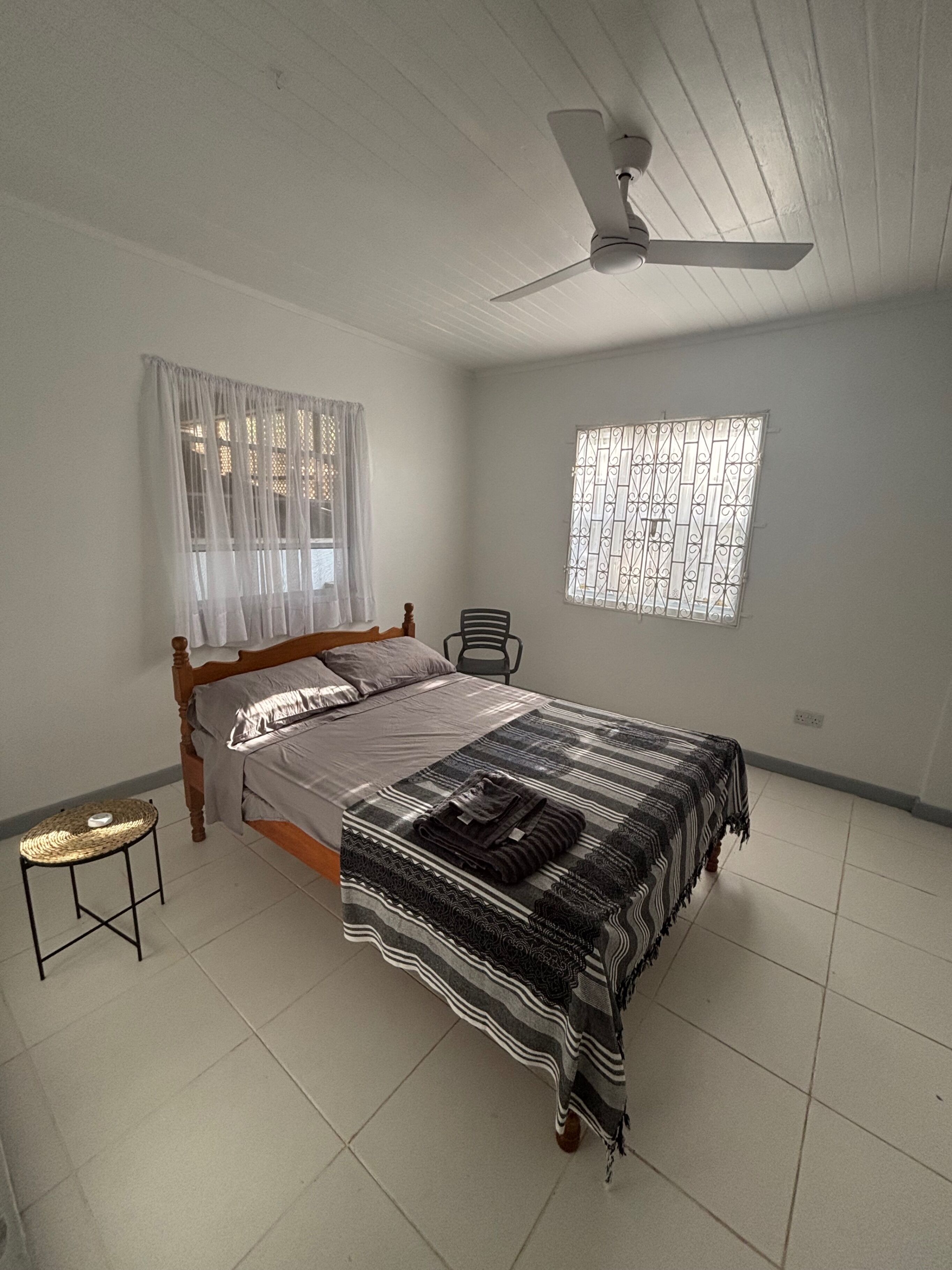 2 kamar tidur, setrika/meja setrika, Wi-Fi gratis, dan seprai linen