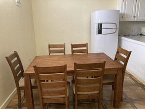 Departamento | Cocina privada | Refrigerador, microondas, horno y parrilla de estufa
