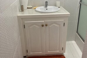 Shower, towels - Stunning 2-bed Apartment in Grand Roy, Grenada (St. John)