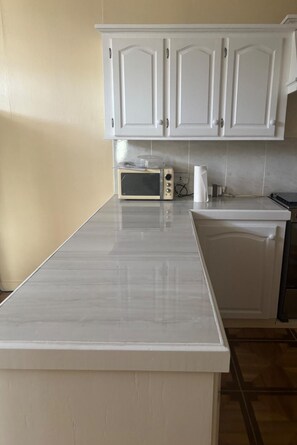 Frigorífico, microondas, horno y placa de cocina