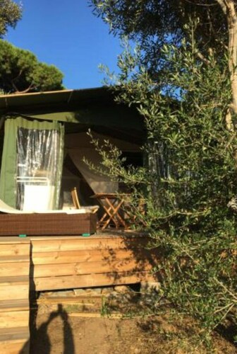 LODGES 1 SAFARI LES LAURIERS ON LEVANT ISLAND