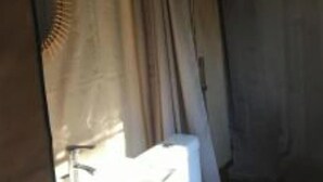 Ein kleines Badezimmer mit Waschbecken, Toilette und Duschbereich.