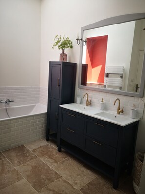 Bathtub - Family home with swimming pool in the heart of the Graves (Arbanats)