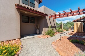 Property grounds - Sedona Fox Den and Casita Scenic Red Rock Views+Two Private Hot Tubs+Outdoor Dining+Patio (Sedona)