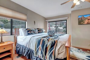 4 slaapkamers, een strijkplank/strijkijzer, reisbedje, gratis wifi