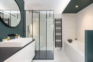 Bathtub, hair dryer, towels