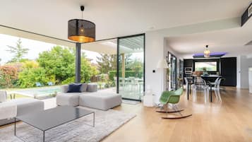 Télévision, table de tennis de table