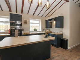 Refrigerador, lavavajillas, utensilios de cocina