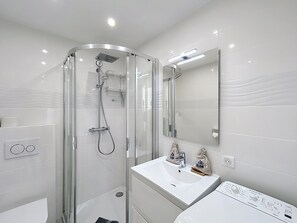 Dusche, Haartrockner, Handtücher