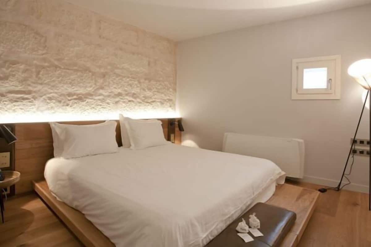 Premium bedding, in-room safe, soundproofing, free WiFi