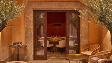 Dagelijks continentaal ontbijt (EUR 20 per persoon)