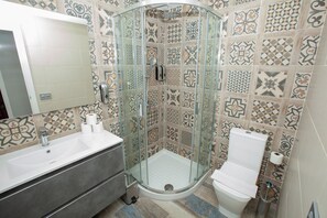 Dusche, Haartrockner, Handtücher