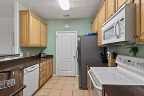 Private kitchen - come enjoy this true EsCape from reality! (Cape Charles)