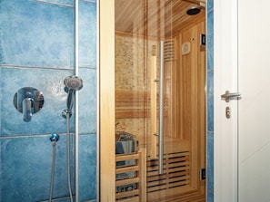 Panoramic House | Bathroom | Separate tub and shower, jetted tub, free toiletries, hair dryer