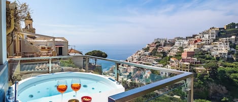Panoramic House | Private spa tub