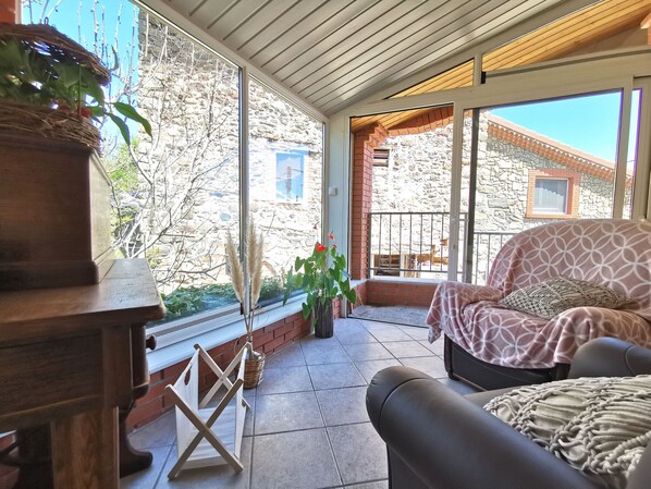 TV - Renovated cottage in St Just, private terrace, hiking, near Puy en Velay (Saint-Just-prés-Brioude)