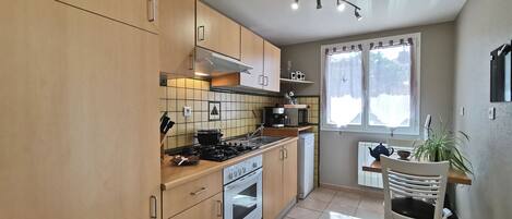 Frigorífico, microondas y mesa de comedor