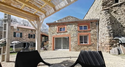 Charmant Gßte Rénové avec Sauna en Haute-Loire, Parfait pour Randonnées et Repos