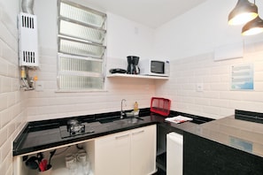 Geladeira, micro-ondas, cooktop, torradeira