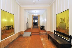 المنشأة من الداخل