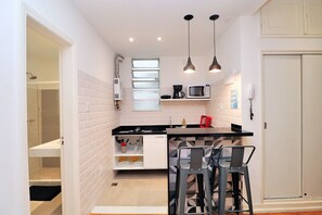 ثلاجة، ميكروويف، موقد طهي مسطح، محمصة خبز