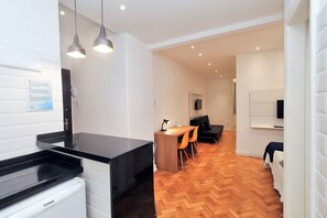 Geladeira, micro-ondas, cooktop, torradeira