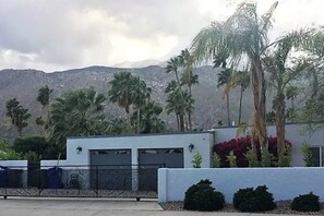 Property grounds - Massive 5 Bedroom Estate - Walk/bike ride distance to downtown Palm Springs (Palm Springs)