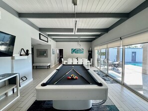 Game room - Massive 5 Bedroom Estate - Walk/bike ride distance to downtown Palm Springs (Palm Springs)