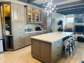 Fridge, microwave, oven, stovetop - Massive 5 Bedroom Estate - Walk/bike ride distance to downtown Palm Springs (Palm Springs)