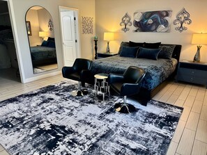 5 chambres, fer et planche à repasser, lit de bébé portatif