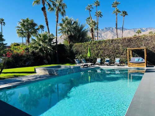 Massive 5 Bedroom Estate - Walk/bike ride distance to downtown Palm Springs