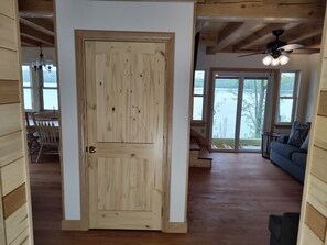 Smart TV, fireplace - Weekly discounts avail. Get away at this New house on Lovejoy Pond in Albion  (Albion)