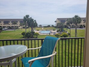 Outdoor dining - Ocean view 2 bedroom, 2.5 bath townhouse. (St. Augustine)